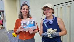 Kita-Leiterin Franziska Geschwind (li) und Künstlerin Lada Chizhova mit der Skizze vor der Fassade Kita Hafenstrasse
