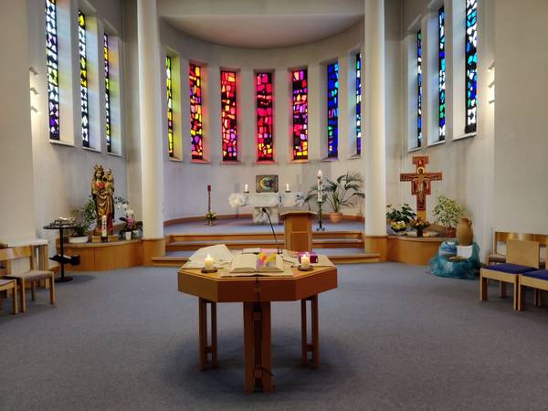 Quelle: Evelyn Brusche, TKH-Kapelle_Foto-EvelynBrusche Bild vom Innenraum Kapelle Theresienkrankenhaus