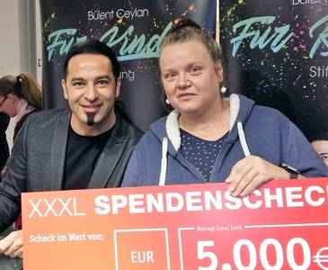 Bild von Bülent Ceylan und Kita-Leiterin Andrea Degner