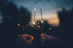 Quelle: pixabay/Pexels, new-years-eve-1845065 2 Hände mit Wunderkerzen