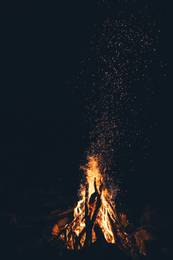 Quelle: Unsplash/Toa Heftiba Osterfeuer