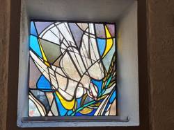 Quelle: ekma/de Vos, Kirchenfenster_Taube_StPius Bild von einem Kirchenfenster Ökumenekirche St. Pius