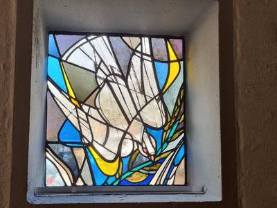 Bild von einem Kirchenfenster Ökumenekirche St. Pius