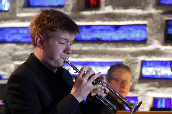 Quelle: privat, MG_7373 Christvesper Hauptfriedhof MannheimDaniel Roth und Hans-Friedrich Roth beim Musizieren