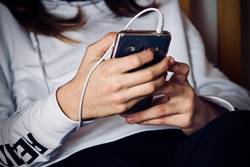 Jugendliche mit Mobilphone in der Hand