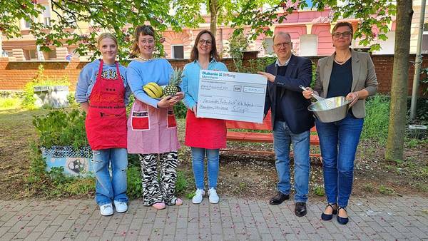 Quelle: ekma/de Vos, 20260428_112012 Spende der DiakonieStiftung für Projekt Gesundes Frühstück