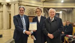 Quelle: ekma/de Vos Bild von Synodalvorsitzendem Prof. Dr. Ralf Daum und dem geehrten Ehepaar Renate und Dr. Karl Schneider