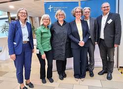 Gruppenfoto mit der neu gewählten Dekanin