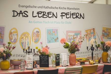 Der gedeckte Tisch am Kirchenstand auf dem Maimarkt