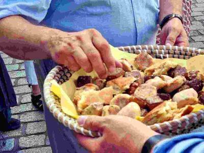 Bild vom Brot-Teilen bei der Meile der Religionen