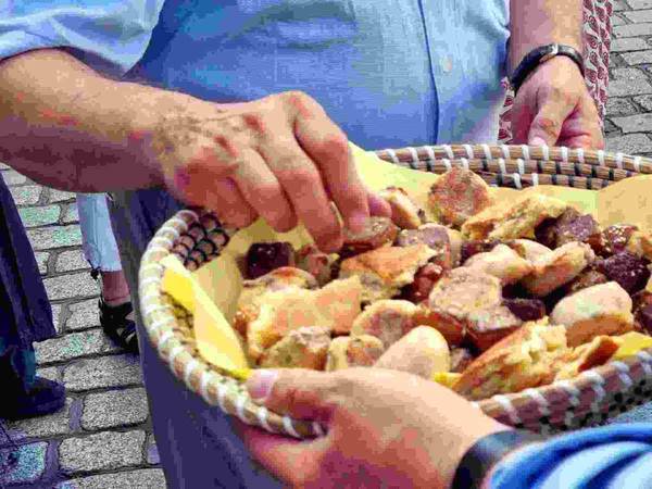 Bild vom Brot-Teilen bei der Meile der Religionen