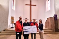 Quelle: ekma/de Vos Bild von der Spendenübergabe Daimler Truck an KinderVesperkirche