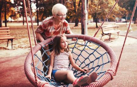 Oma mit Kind auf der Schaukel - Motiv für Projekt Begleitpaten der Diakonie