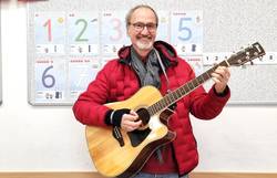 Quelle: ekma/de Vos Bild von Eckhard Stadler mit Gitarre
