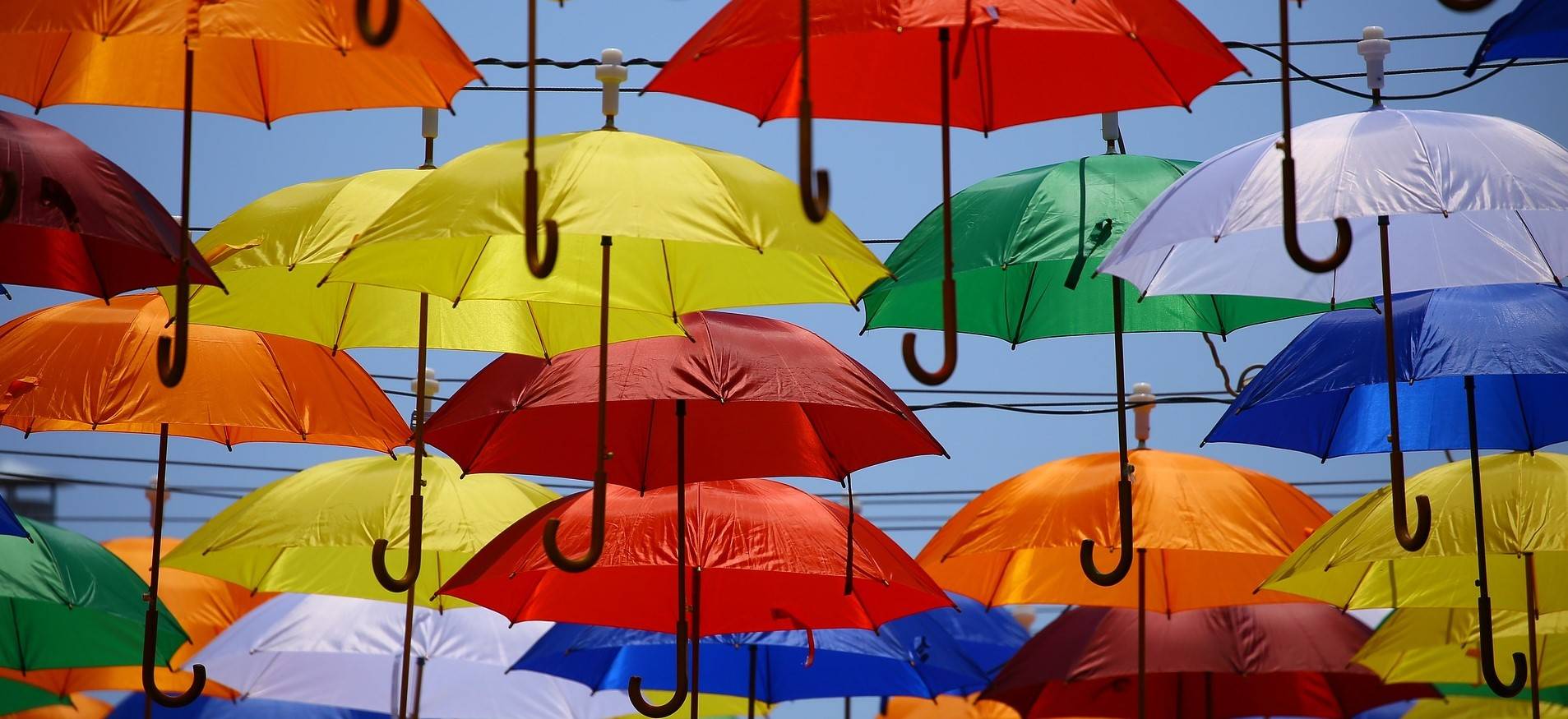 Bild von bunten Regenschirmen