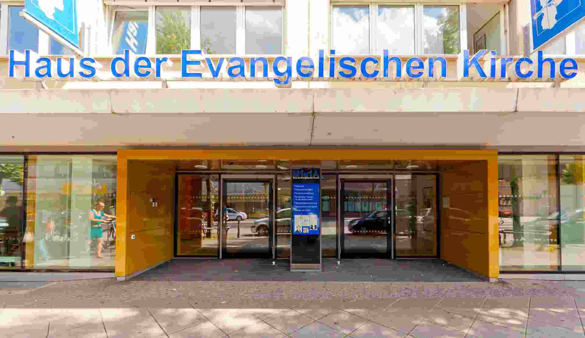 Bild vom Eingang Haus der Evangelischen Kirche