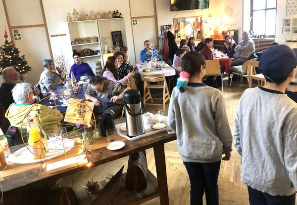 Die Villa im Stadtteil Schönau besuchen Menschen aller Generationen