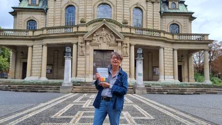 Brigitte Hohlfeld mit Zeitzeugenband 3 vor der Christuskirche